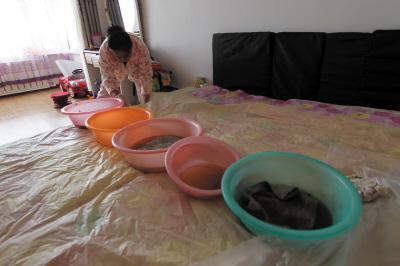 察布查尔楼上漏水，住户失联，小区没物管，业主维权难！律师来支招……